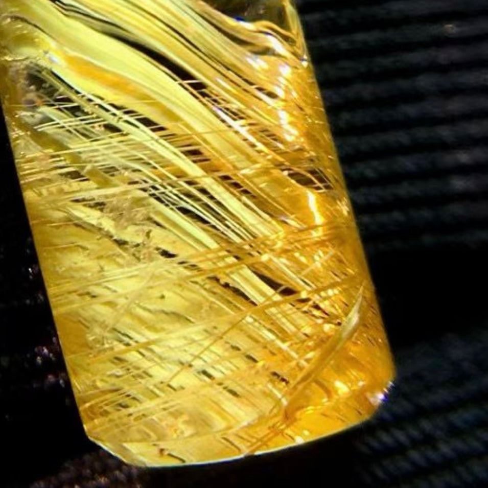 18K Gold · Cylindrical Clavicle Pendant