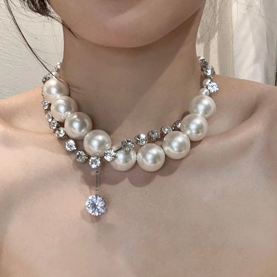 Detailed view of the tarnish-free titanium steel accessories of the oversized pearl necklace.