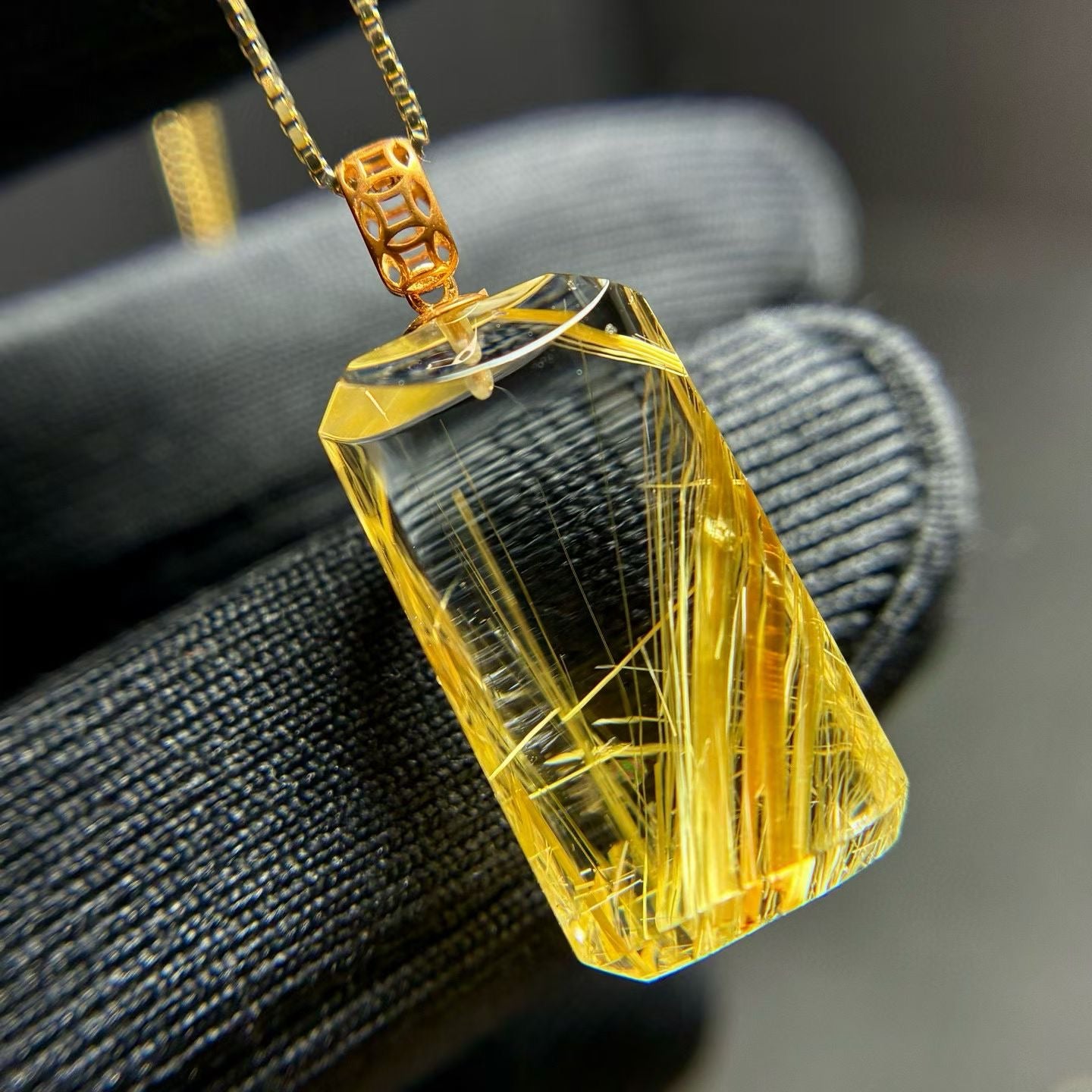 Side view of the 18K gold inlaid titanium crystal pendant showing the 7.7mm raw stone thickness.