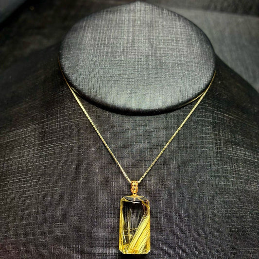 Size reference for the 18K gold titanium crystal pendant, ideal for a minimalist clavicle necklace.