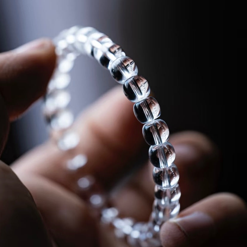 Comparison between standard quartz beads and our optical-grade precision polishing.
